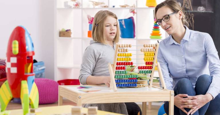 Trẻ bị tự kỷ, nên điều trị như thế nào?