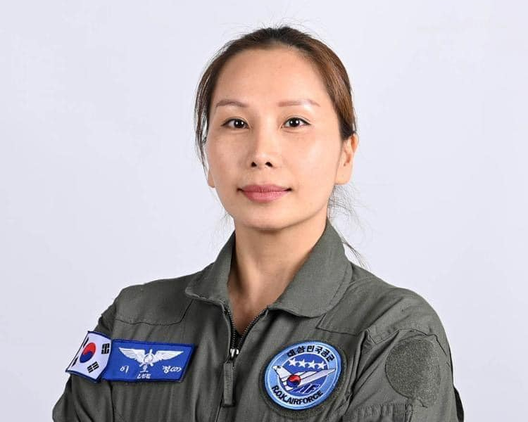 Phụ nữ gốc Việt cùng bác sĩ giải phẫu thần kinh làm phi công Hàn Quốc