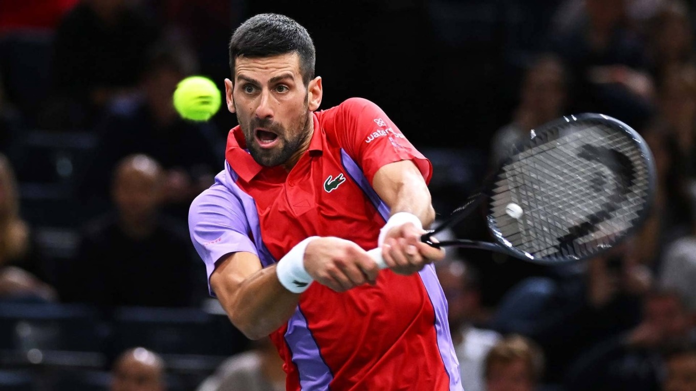 Tay vợt Djokovic suýt thua ở Paris Masters vì đau bụng