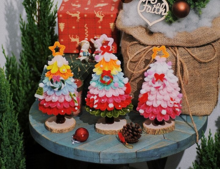 Gíang sinh 2023: giới trẻ mê làm cây thông Noel bằng kẽm nhung