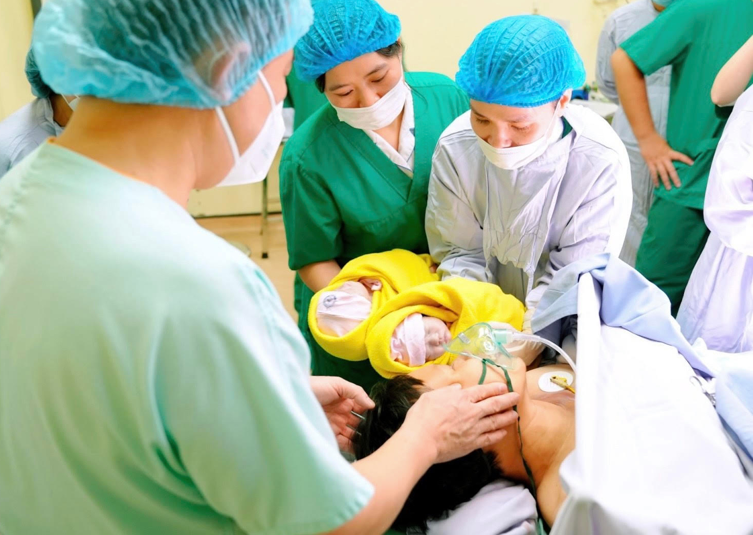 Người mẹ ung thư vú vỡ oà hạnh phúc nghe 2 con khóc chào đời