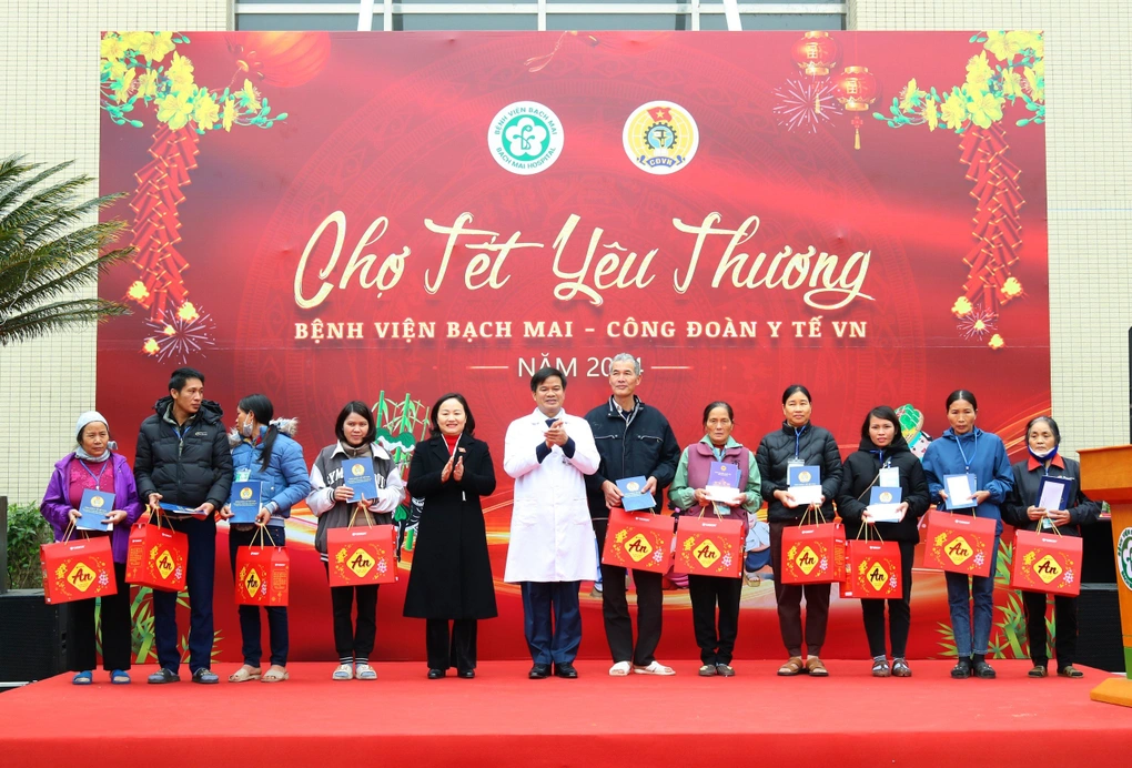 ‘Chợ Tết yêu thương’ gây quỹ tặng quà cho người bệnh