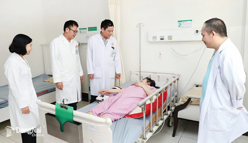 Mổ lấy khối u ở tử cung to bằng trái bưởi cho nữ bệnh nhân