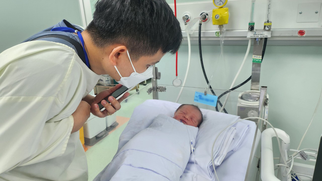 Mùa xuân về với gia đình em bé thông tim bào thai đầu tiên