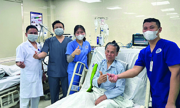 Cứu người phụ nữ 7 lần ngừng tim, gia đình ‘xin về’