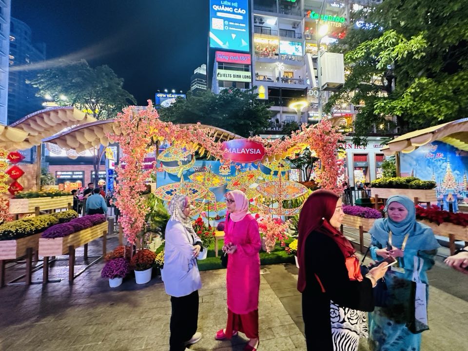 Malaysia giới thiệu văn hoá di sản truyền thống đặc sắc tại Đường hoa Tết Giáp Thìn 2024