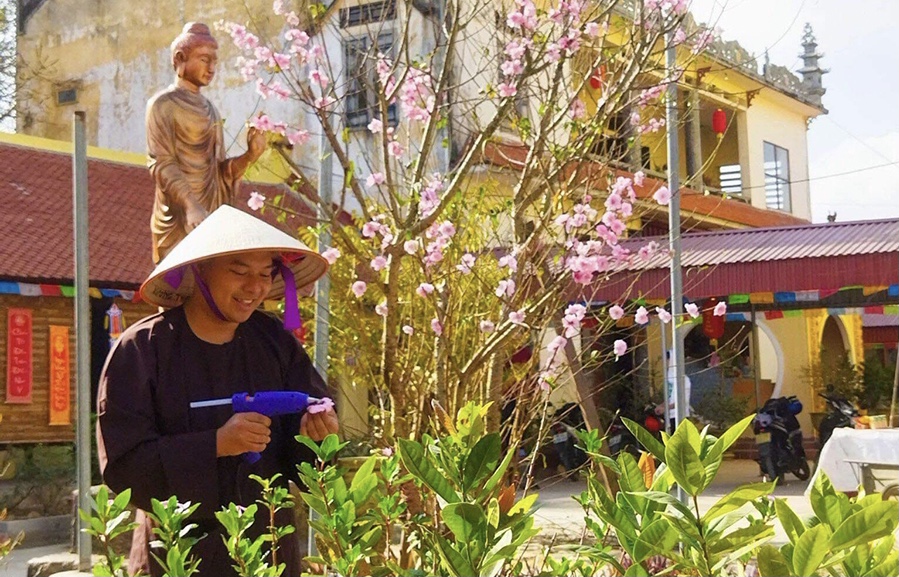 Vào chùa ăn Tết