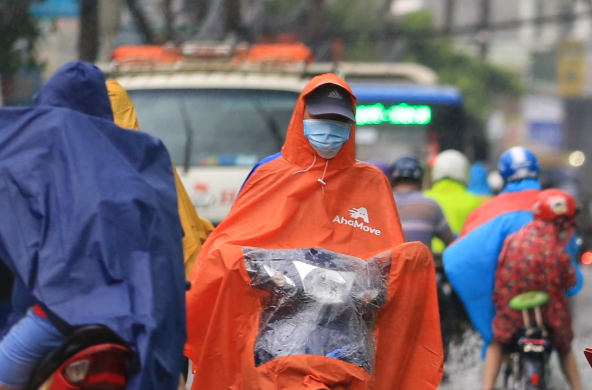 TPHCM có mưa giữa những ngày nắng nóng vì El Nino