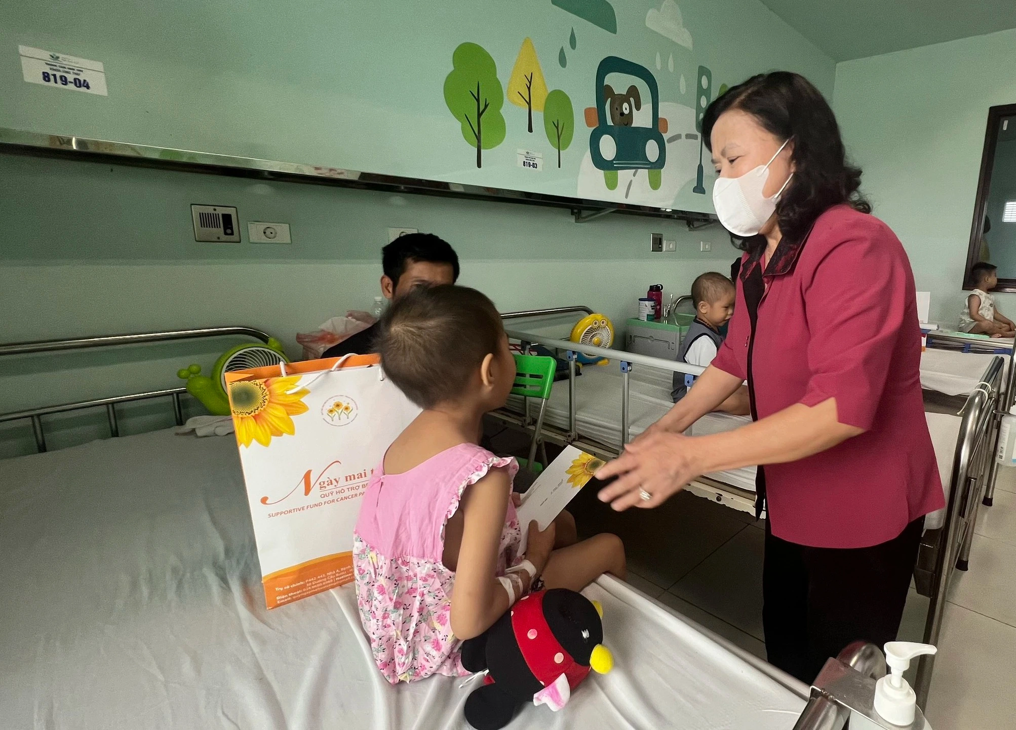 Mang yêu thương trao tặng 110 bệnh nhân ung thư nhân dịp Quốc tế thiếu nhi