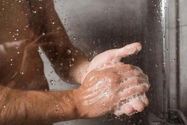 Nam giới có cần vệ sinh vùng kín hàng ngày?