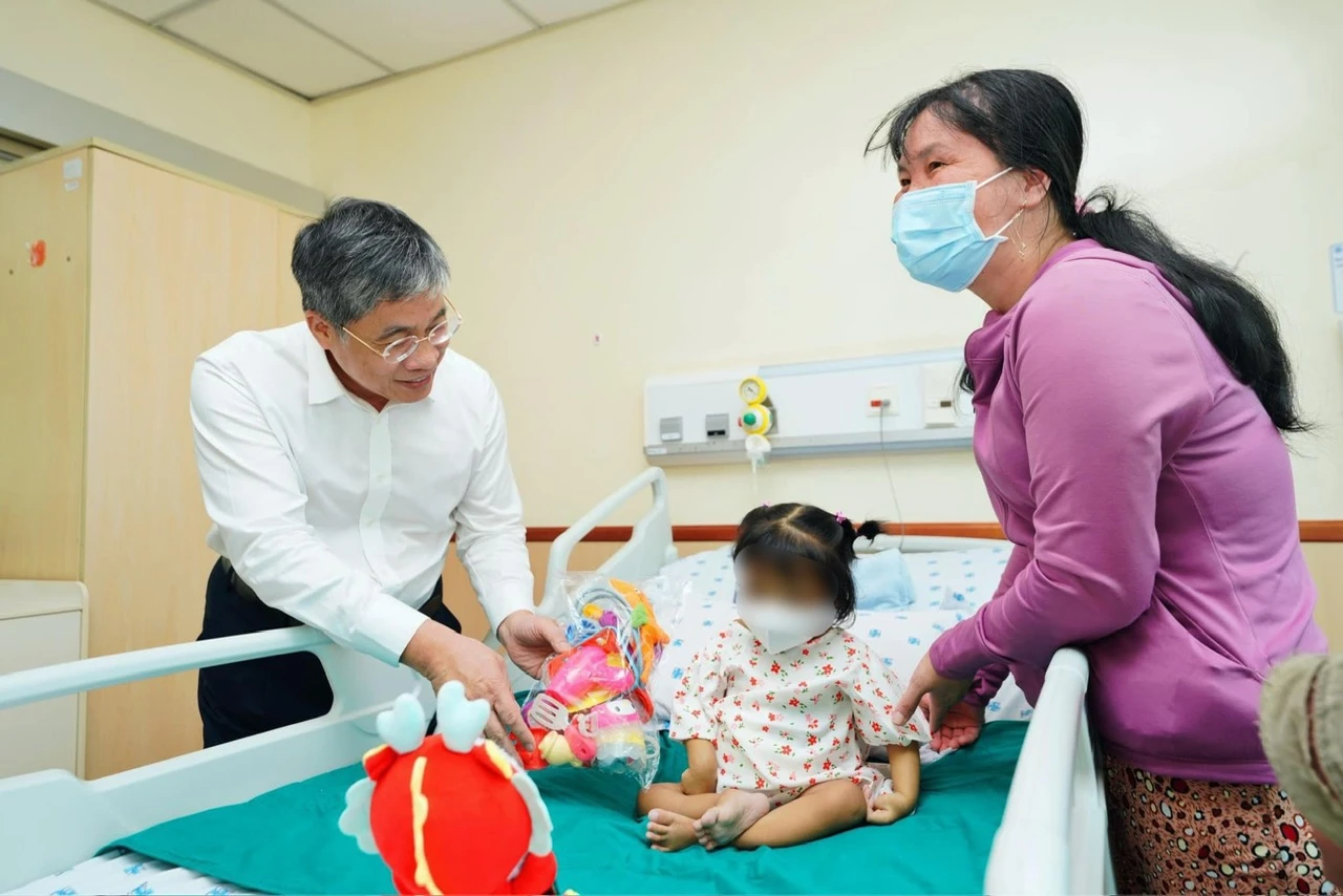 Cô hiến gan cứu cháu 22 tháng bị xơ gan nặng