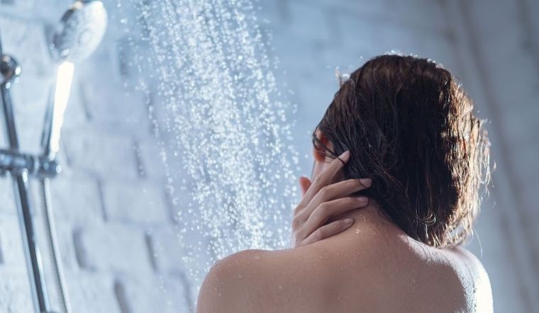 Lợi ích và rủi ro của việc tắm nước lạnh