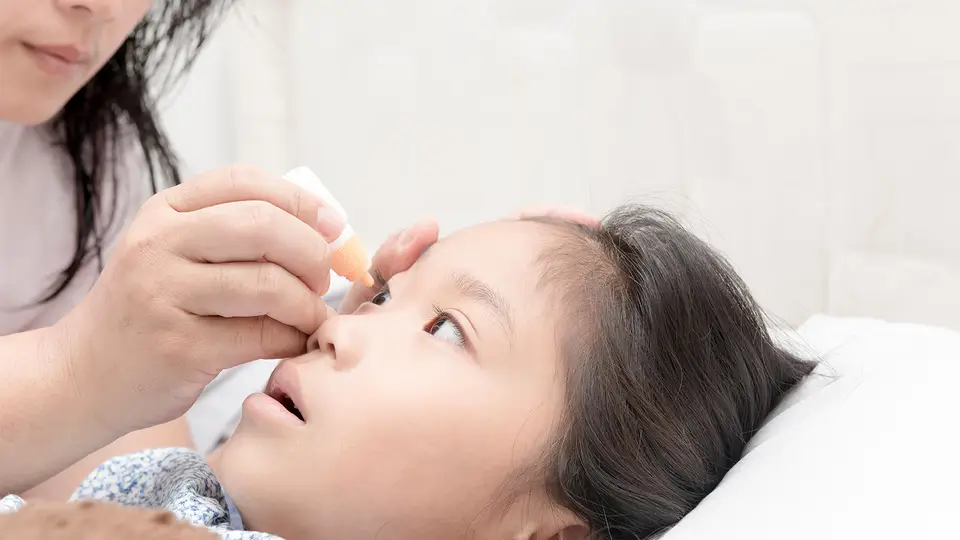 Không nên lạm dụng kháng sinh để chữa cho trẻ bị viêm kết mạc