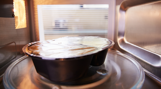 Màng bọc thực phẩm có an toàn trong lò vi sóng?