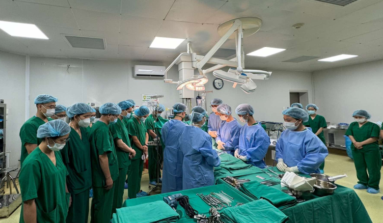 Hàng chục y bác sĩ của 3 bệnh viện cúi đầu tri ân người đàn ông trẻ xấu số