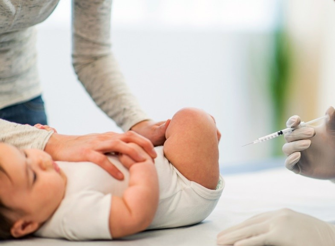 Tiêm vaccine 6 trong 1, hành trang sức khỏe bảo vệ con những tháng đầu đời