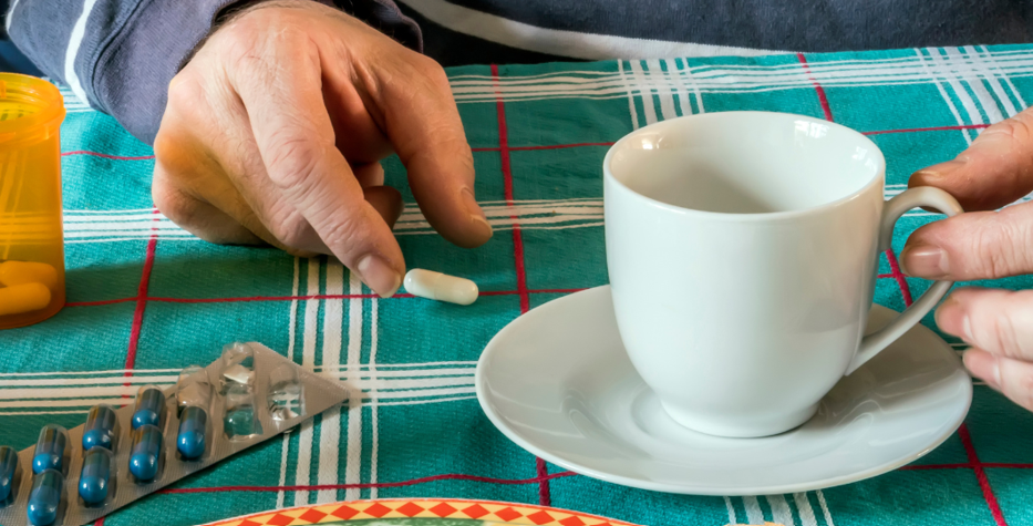 6 loại thuốc không được uống cùng trà/cà phê