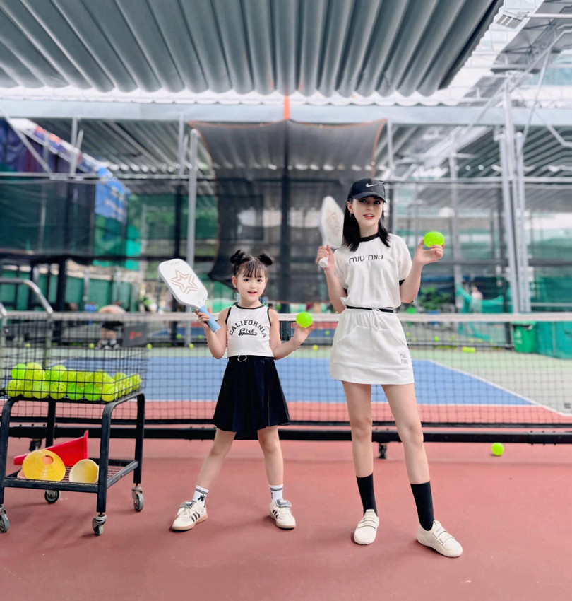 Người đẹp mê chơi Pickleball, lên tiếng chuyện mặc gợi cảm trên sân tập
