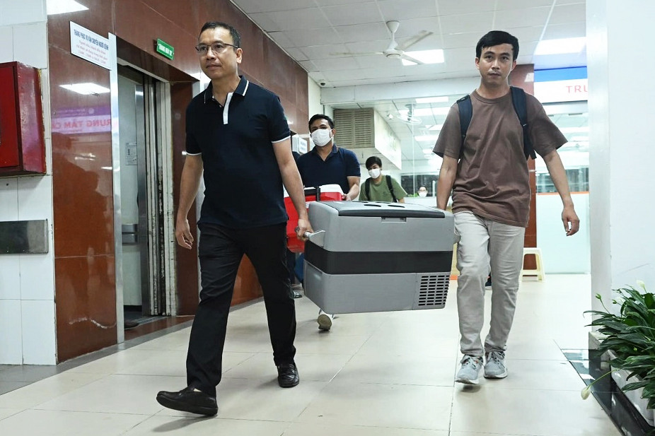 Vượt hàng ngàn km, 100 y bác sĩ giúp trái tim chàng trai 32 tuổi ‘hồi sinh’