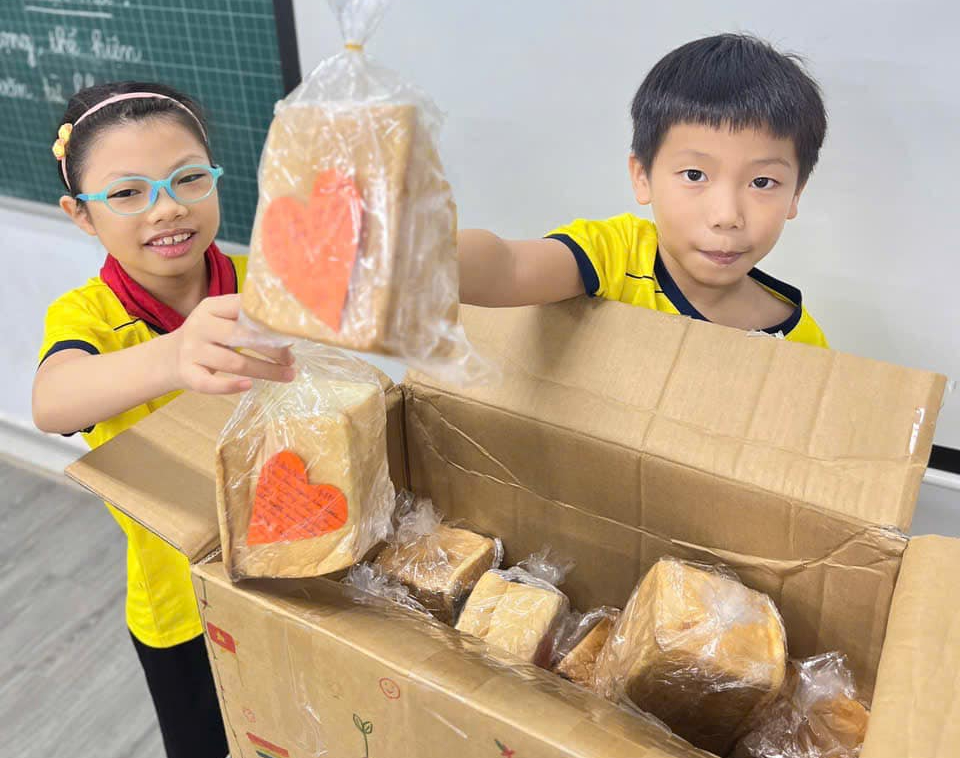 Cảm động lời nhắn và hành động của học sinh gửi tới đồng bào vùng lũ