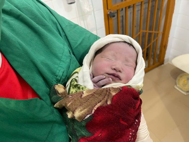 Sản phụ tại Lào Cai vượt 40 km đường rừng trong 14 giờ để sinh con