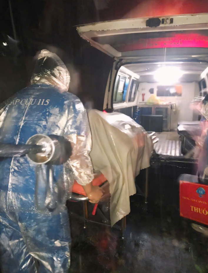 Bác sĩ cấp cứu gian nan tìm đường trong bão Yagi