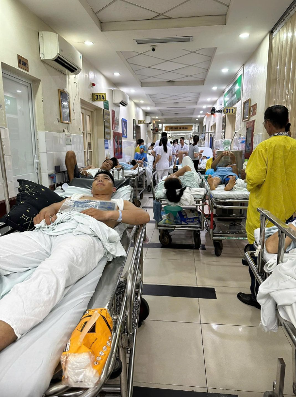 Bệnh viện Việt Đức quá tải do mưa lũ sau bão Yagi