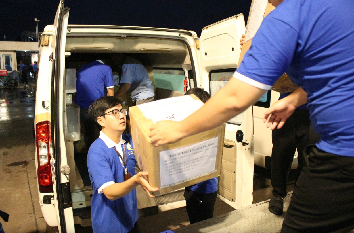 Nhân viên y tế TP.HCM tất bật chuyển túi thuốc cứu trợ miền Bắc