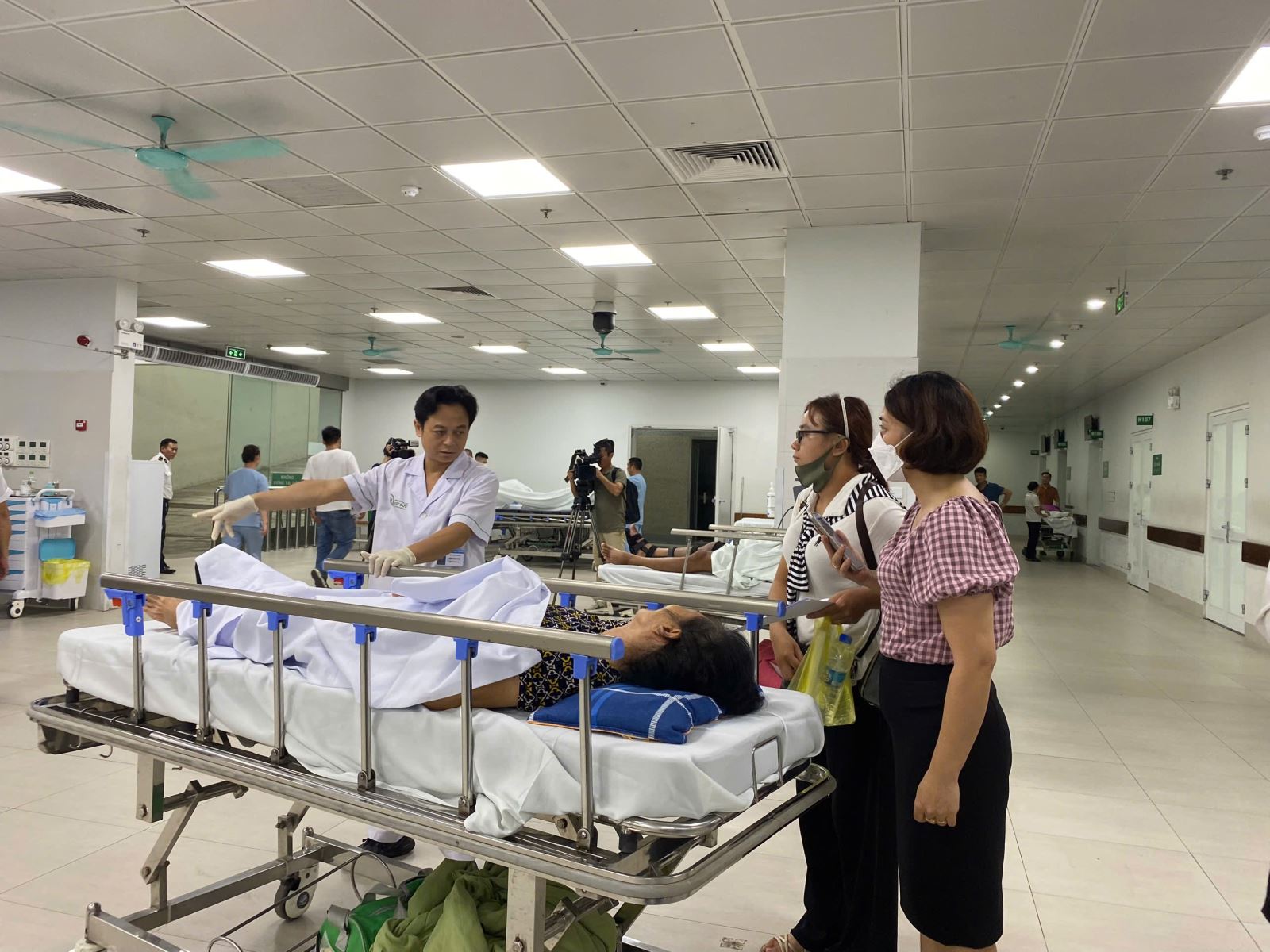 Bệnh viện tuyến trên căng mình đối phó tai nạn mùa bão lũ