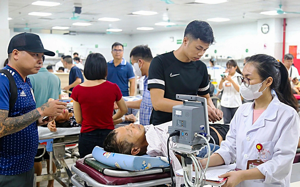 Bệnh viện và các bác sĩ vất vả cứu người giữa mưa lũ