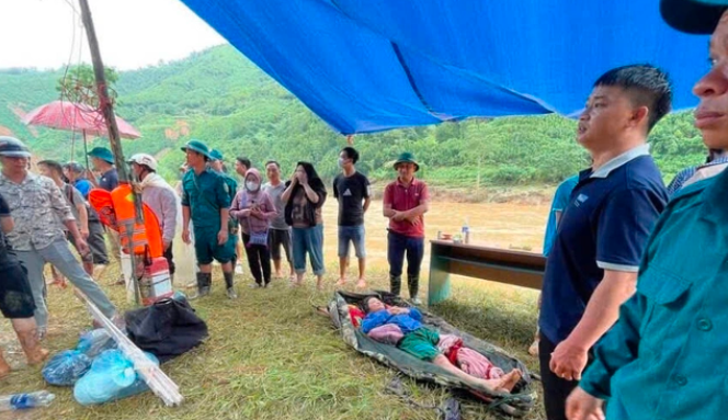 Khiêng người bị thương đi bộ 7km để cấp cứu trong vụ sạt lở ở Bắc Hà