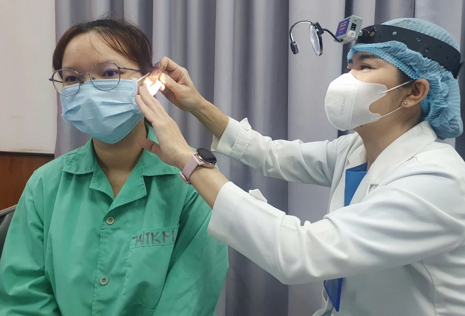 Chồng choàng tay lúc đang ngoáy tai khiến vợ đi viện