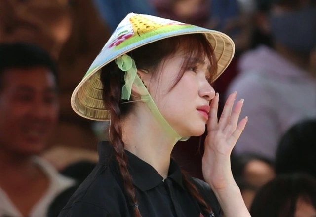 Hòa Minzy xúc động mong muốn nhận nuôi bé gái mất cả gia đình trong trận lũ tại làng Nủ