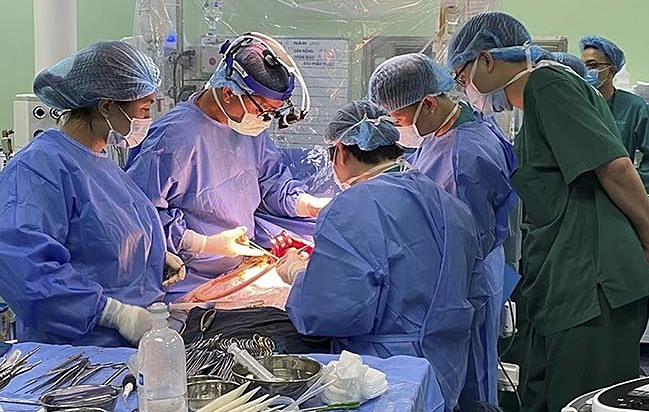 Bé trai 8 tuổi hồi sinh nhờ ca ghép thận phức tạp