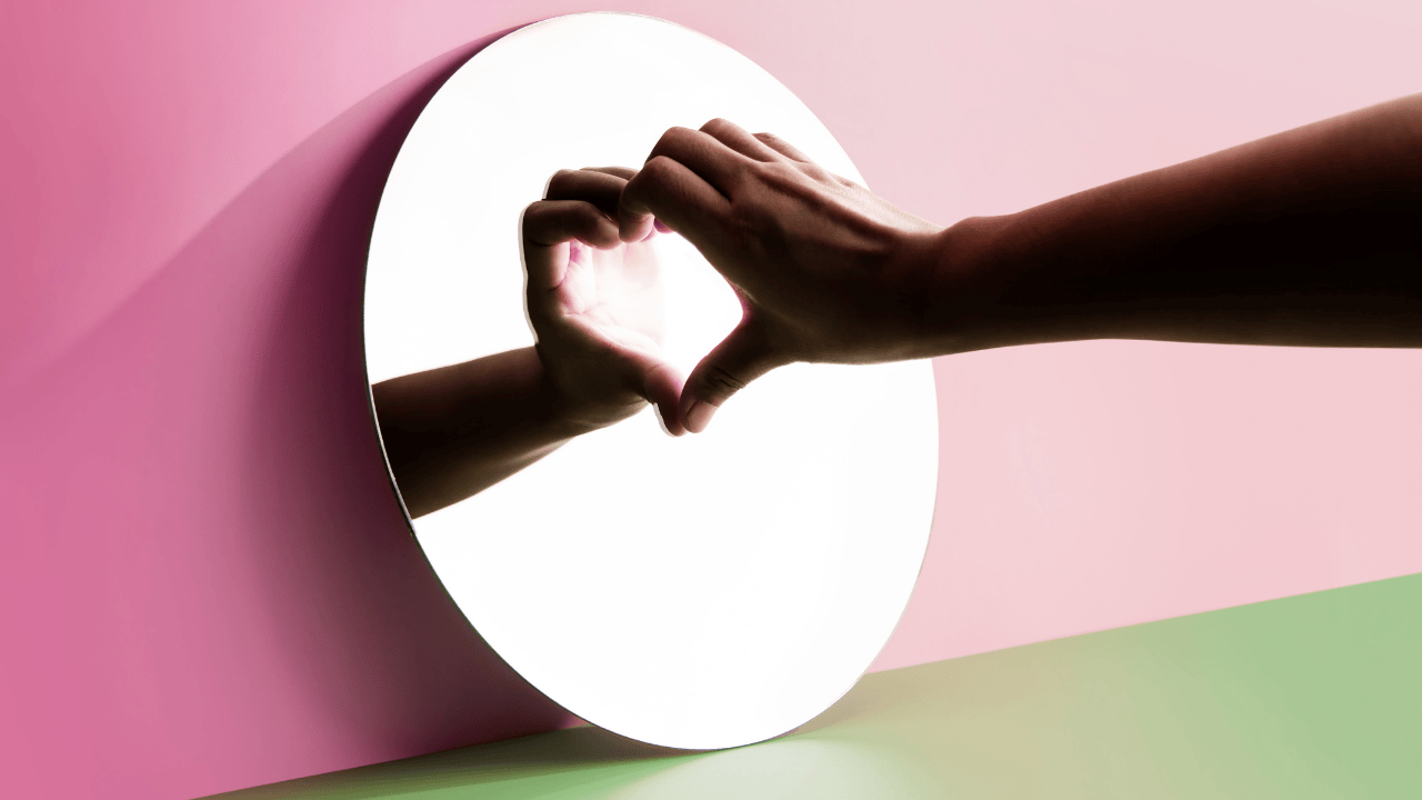 20 giây tự âu yếm chính mình để thêm yêu bản thân và đẩy lùi căng thẳng