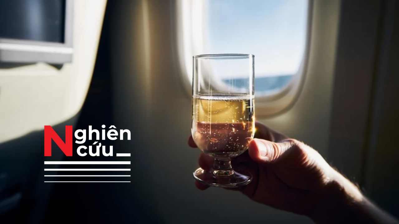 Nghiên cứu: Uống rượu trên máy bay có thể làm tăng nguy cơ mắc bệnh tim mạch