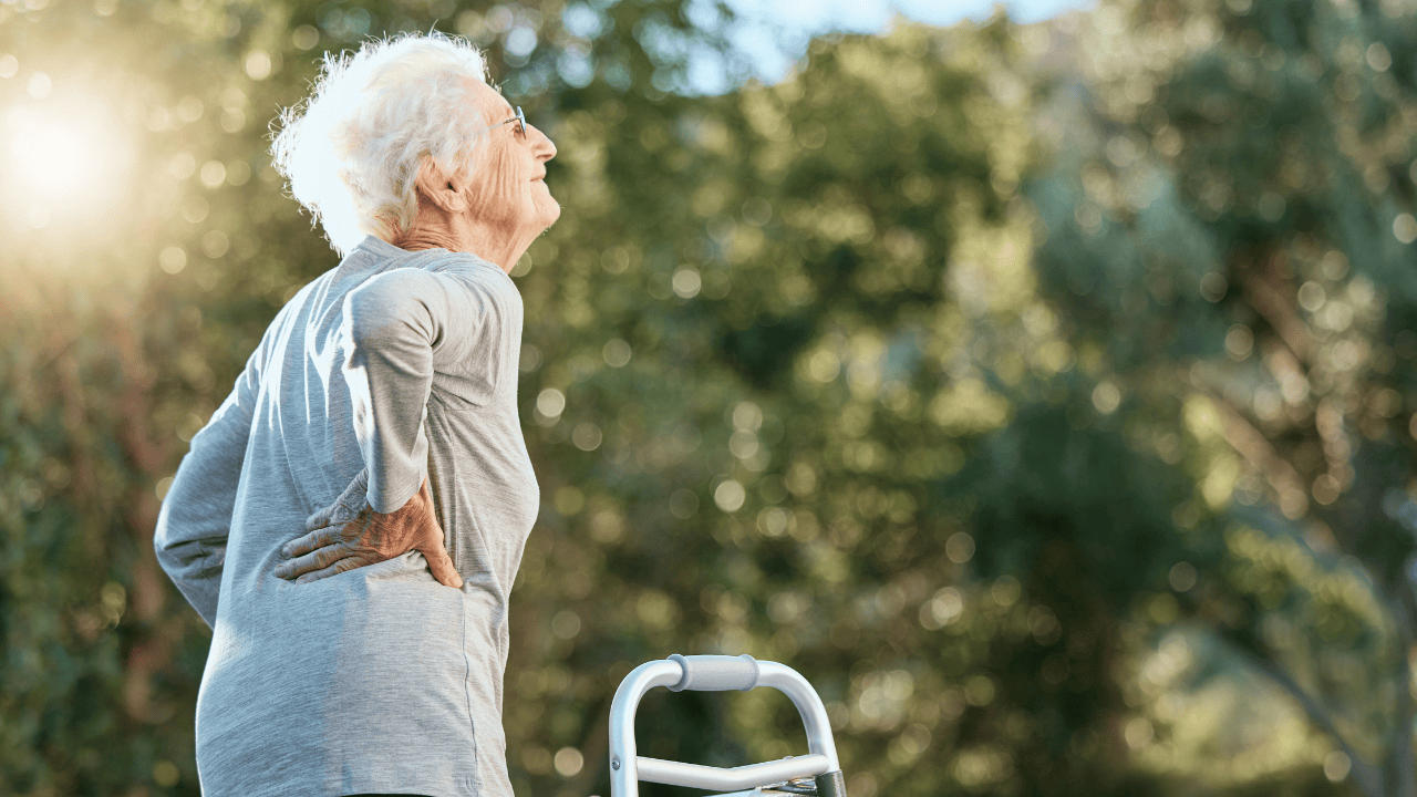 Loãng xương ở người cao tuổi: Giải pháp toàn diện từ dinh dưỡng đến lối sống