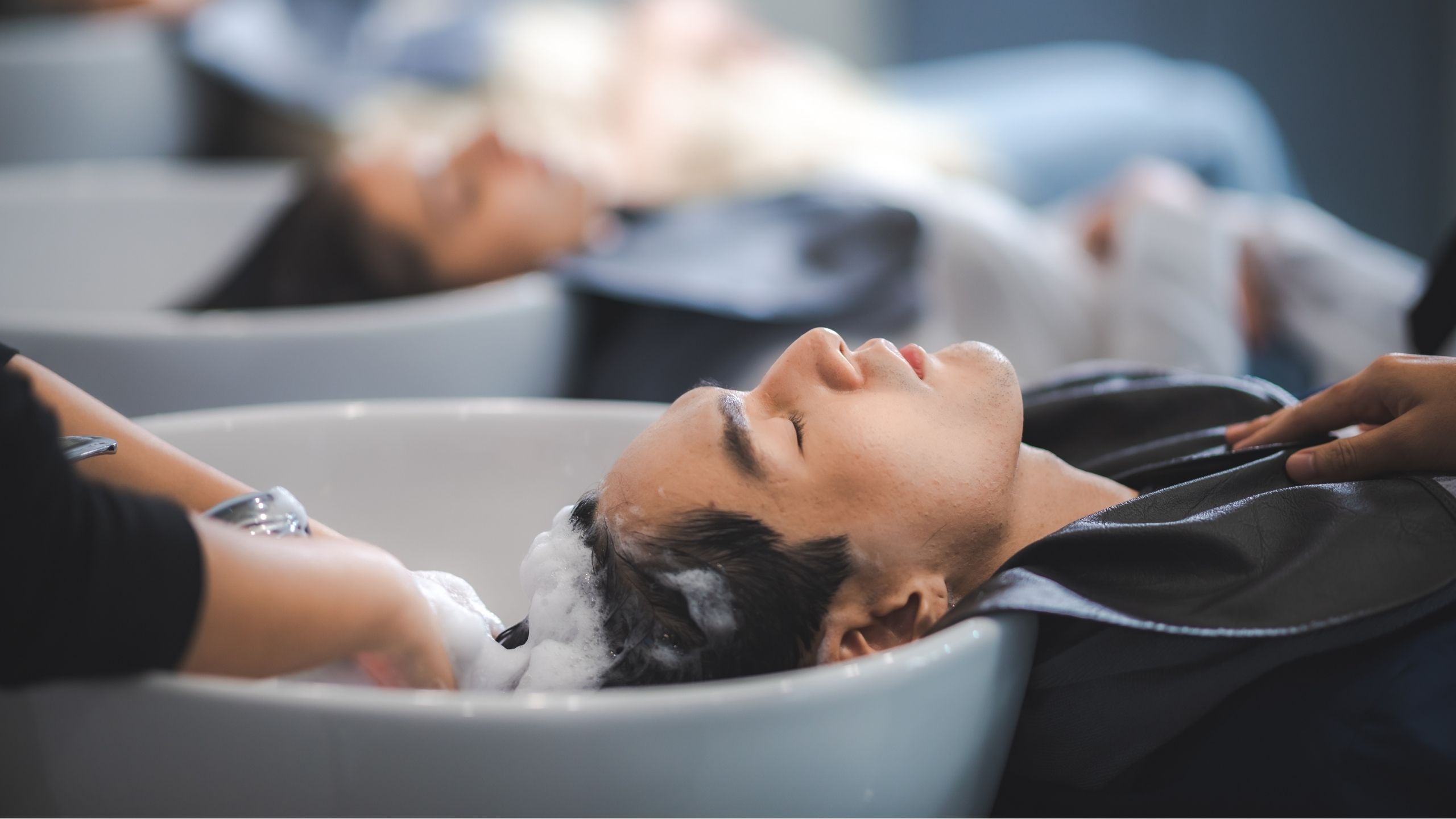 Chuyên gia cảnh báo: Cẩn trọng đột quỵ khi gội đầu tại salon dịp Tết này!