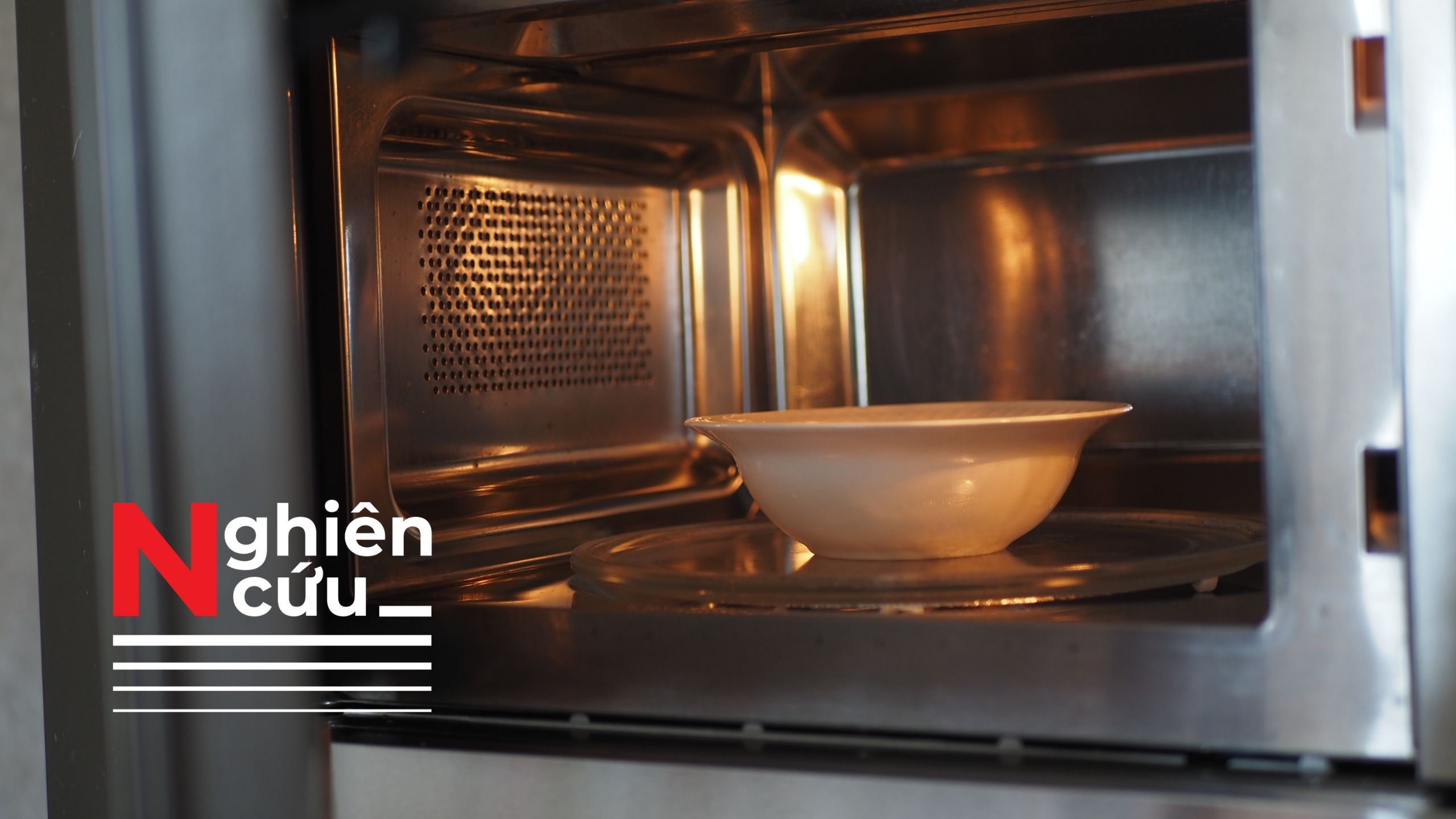 Lò vi sóng có thật sự ‘khử khuẩn’? Nghiên cứu mới vạch trần ‘ổ vi sinh vật’ bên trong