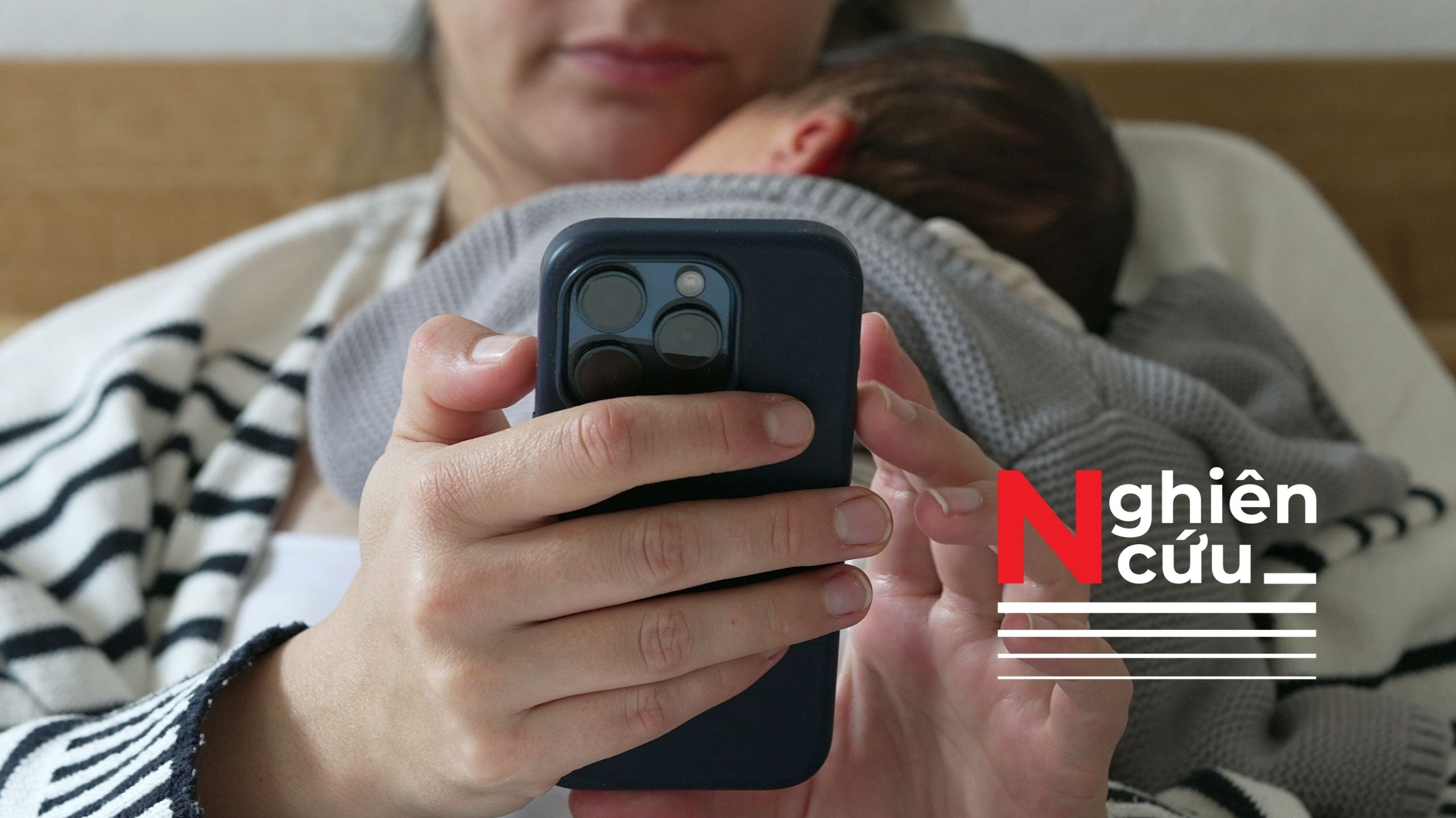 Trẻ dễ tiếp cận ‘nội dung người lớn’ khi cha mẹ thích sử dụng điện thoại