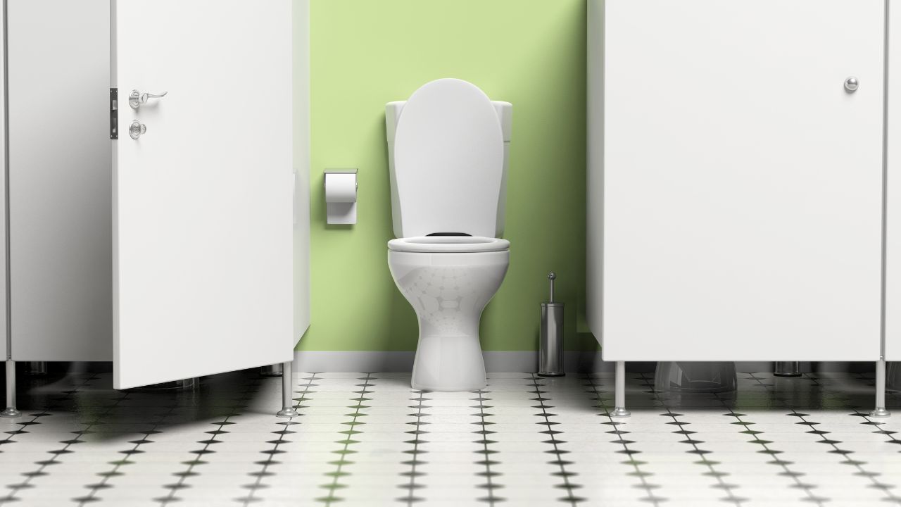 Vô vàn rủi ro nếu bạn ngồi vệ sinh sai tư thế