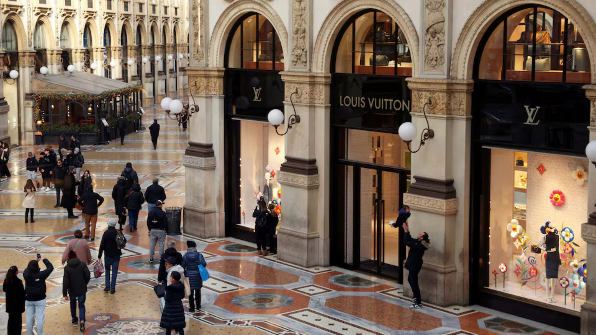 Chuyển động doanh nghiệp 13/03/2025: Louis Vuitton lấn sân địa hạt mỹ phẩm, L’Oréal bán lại thương hiệu Carol’s Daughter