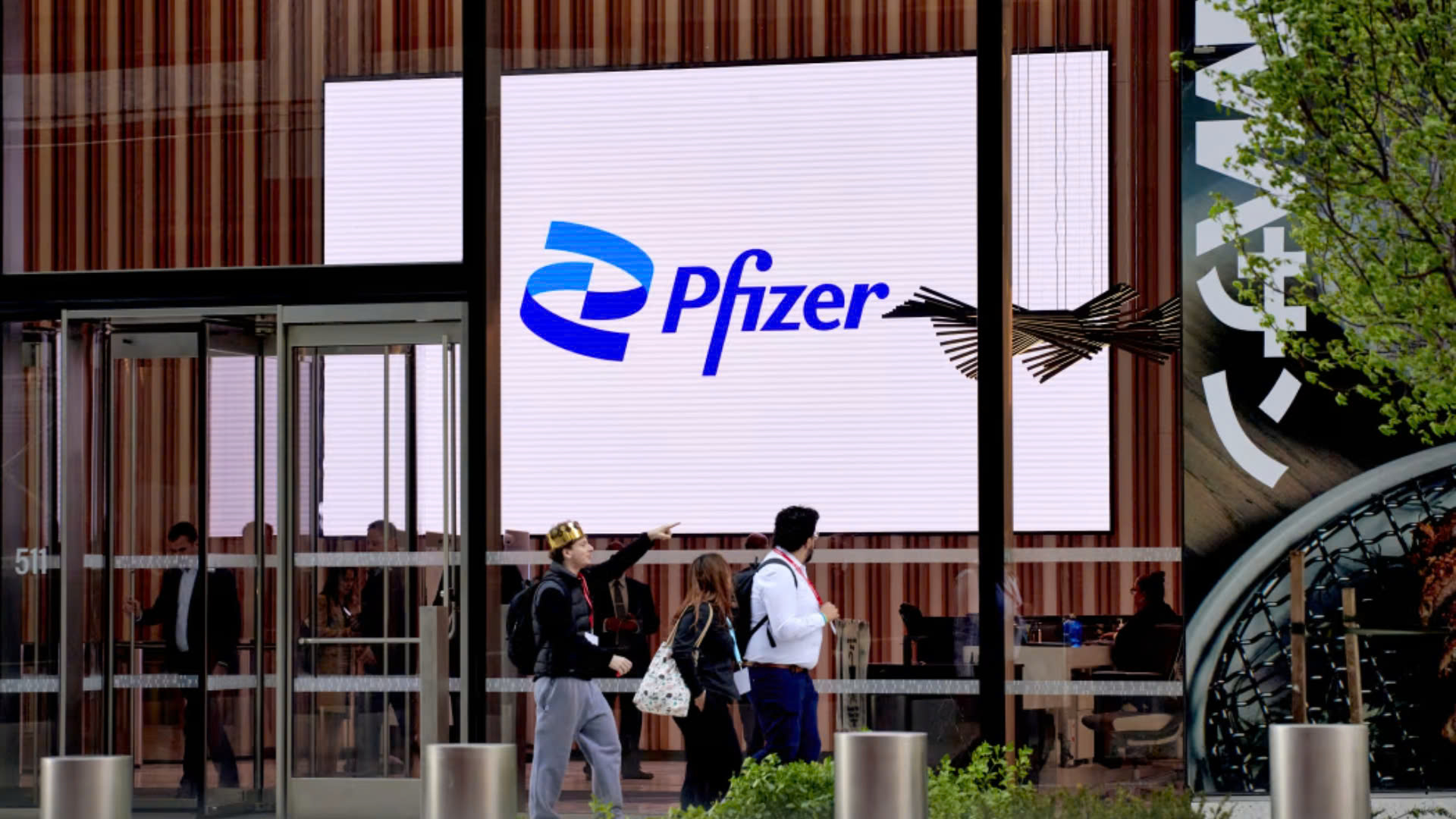 Chuyển động doanh nghiệp 23/03/2025: Pfizer bán toàn bộ cổ phần còn lại trong Haleon với giá 3,24 tỷ USD