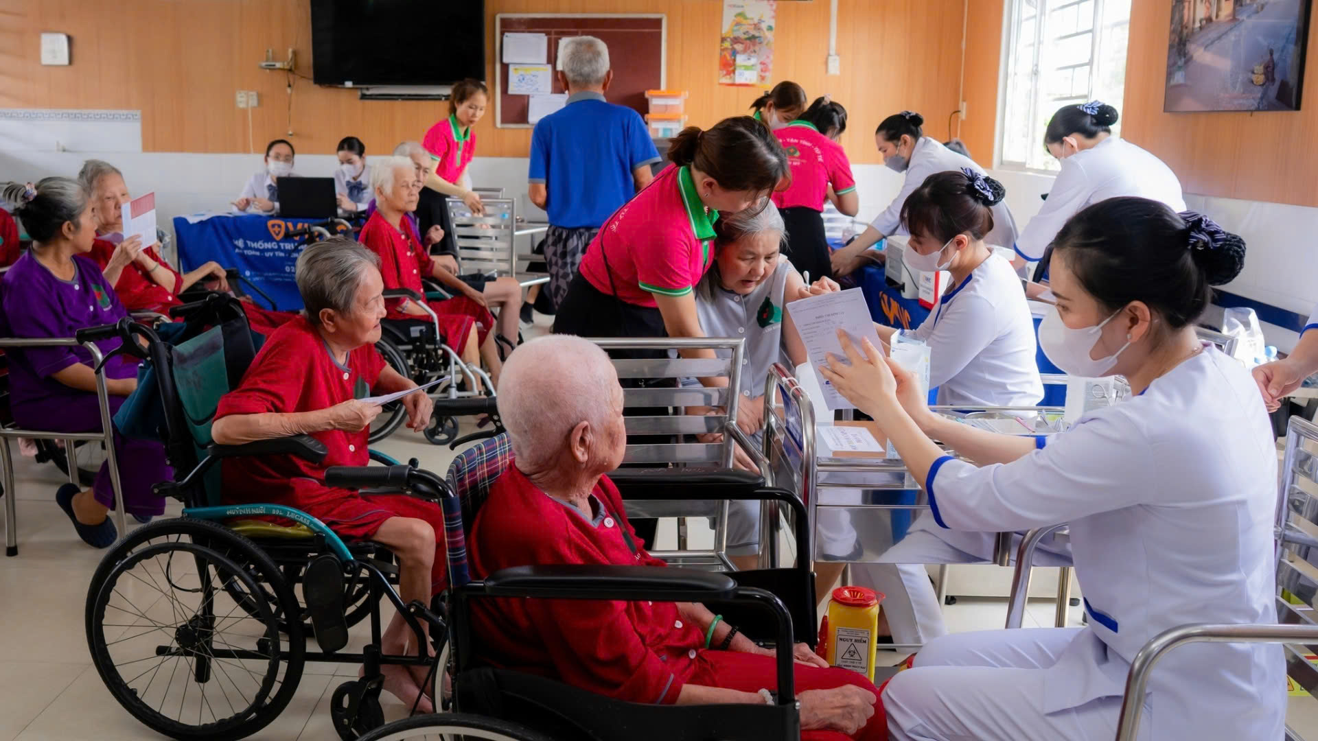 Chuyển động doanh nghiệp 08/03/2025: VNVC, FPT Long Châu nỗ lực chăm sóc sức khỏe cho người cao tuổi tại Việt Nam