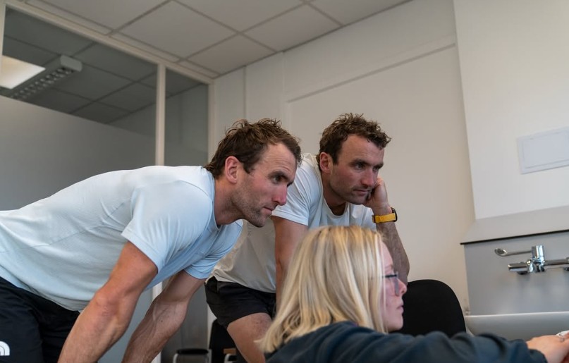 Cặp song sinh người Anh cùng nhau làm “chuột bạch” cho thử nghiệm dinh dưỡng