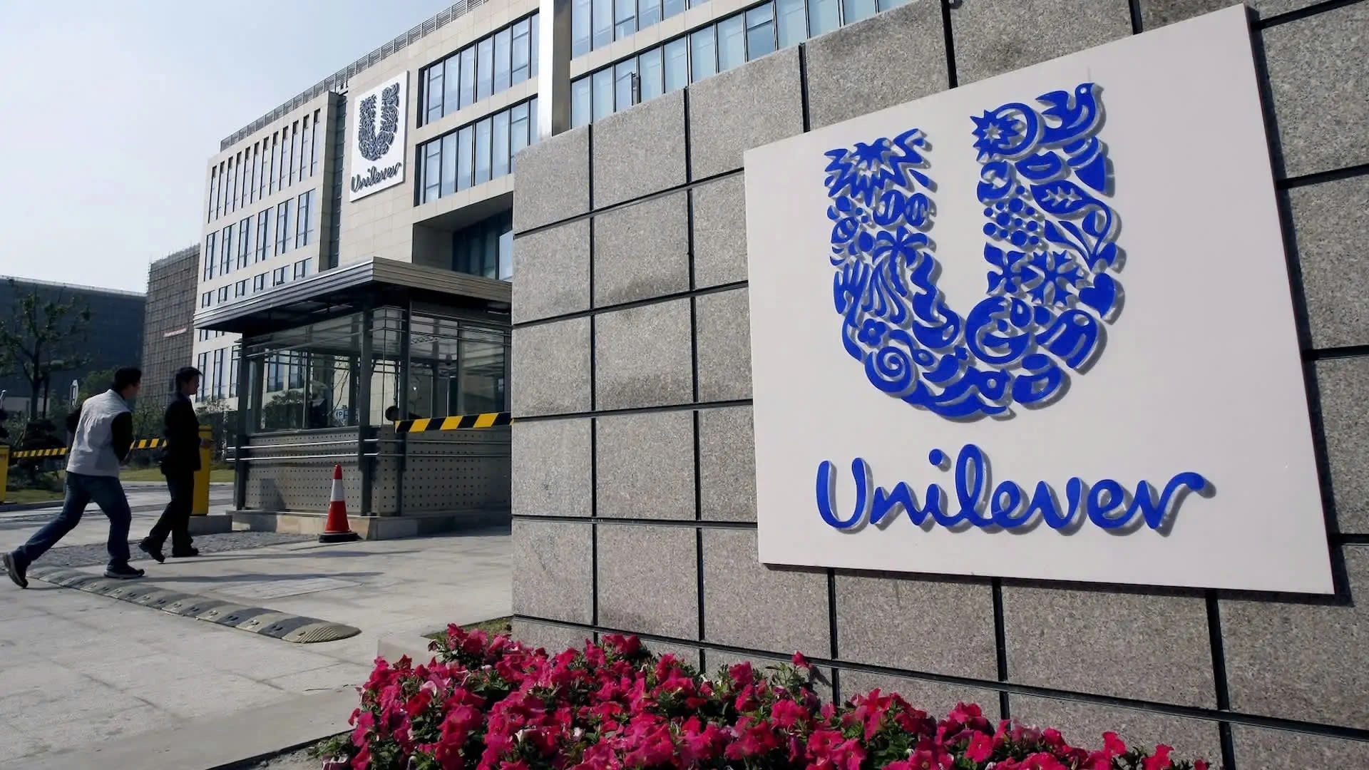 Chuyển động doanh nghiệp 24/04/2025: Tình hình kinh doanh của hai “ông lớn” ngành FMCG trong quý I/2025 có gì nổi bật?