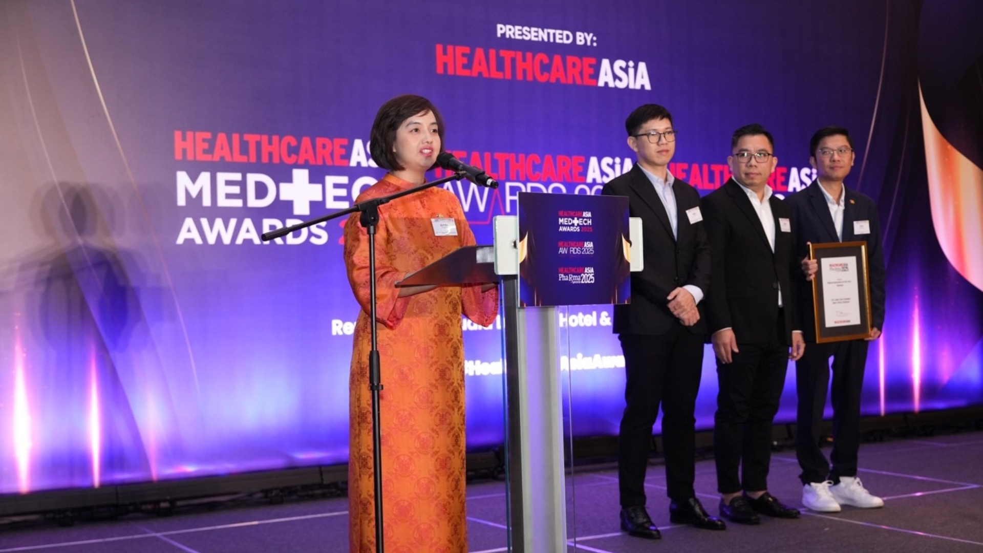 Chuyển động doanh nghiệp 16/04/2025: Vinmec, FPT Long Châu và Bệnh viện Mắt Sài Gòn nhận giải thưởng quốc tế