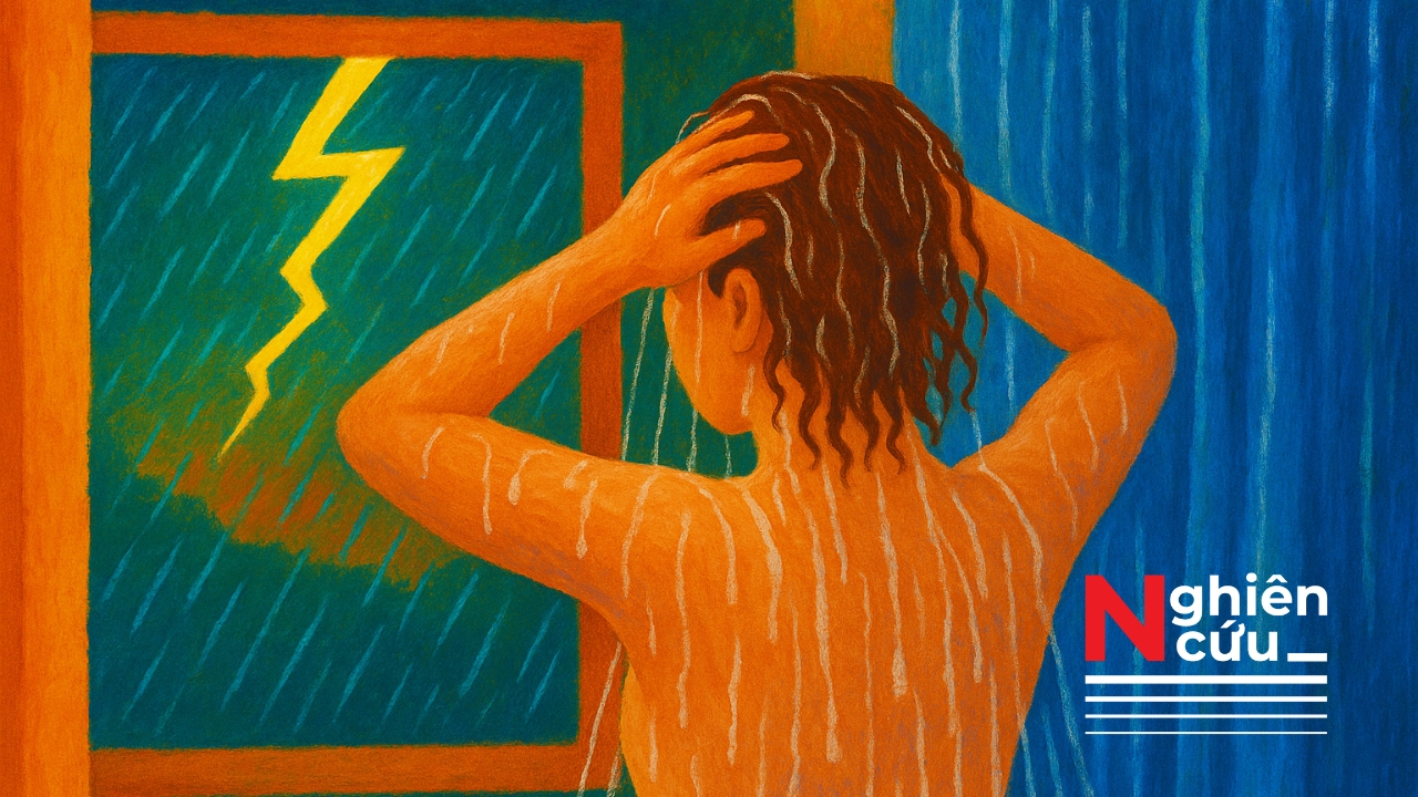 Vì sao không nên tắm khi trời có giông sét?