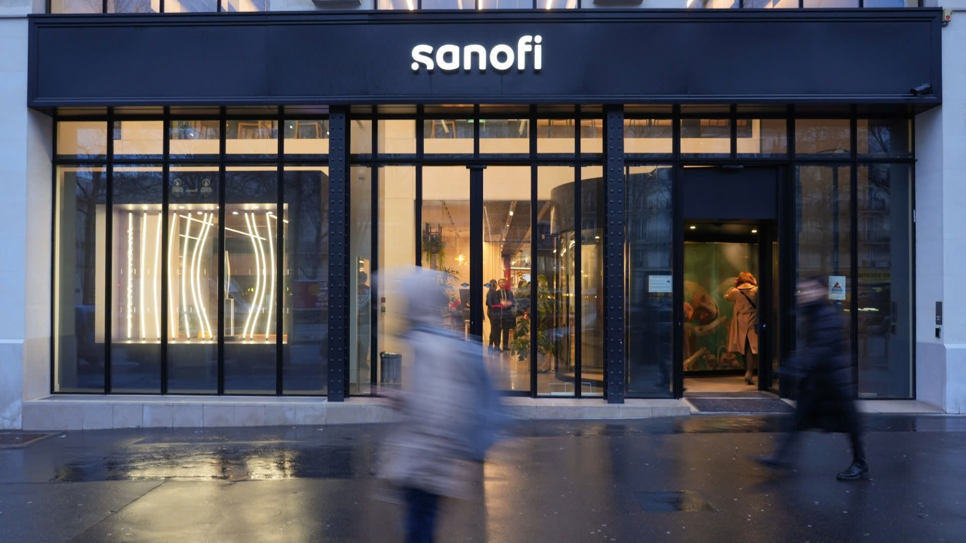 Chuyển động doanh nghiệp 24/04/2025: Sanofi được FDA phê duyệt thuốc Dupixent, đầu tư 1,8 tỷ USD vào công nghệ sinh học sử dụng AI