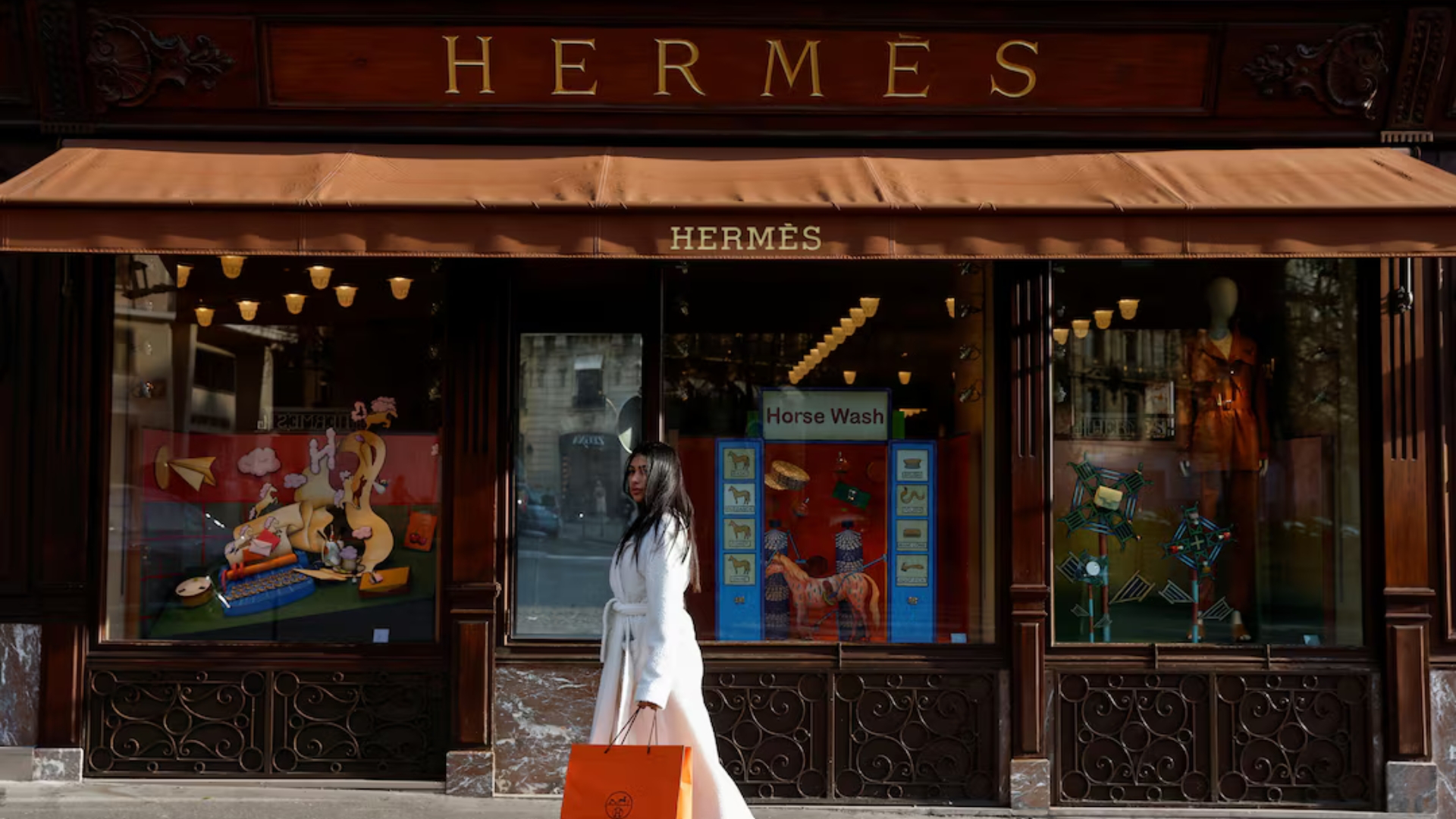 Chuyển động doanh nghiệp 20/04/2025: Động thái mới nhất của các “ông lớn” ngành thời trang Hermès, Prada và Valentino